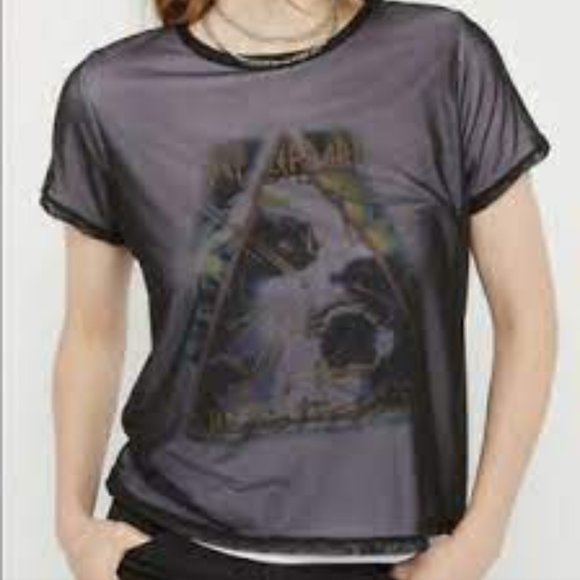 Def Leppard Black Mesh Overlaying White Graphic Band Logo Short Sleeve T shirt - Picture 1 of 8